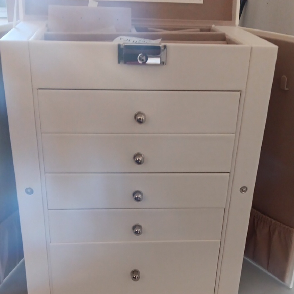 Elegant White Leather Jewelry Organizer